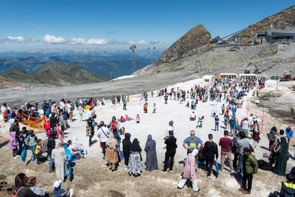 Gletscher im Sommer - Touristen