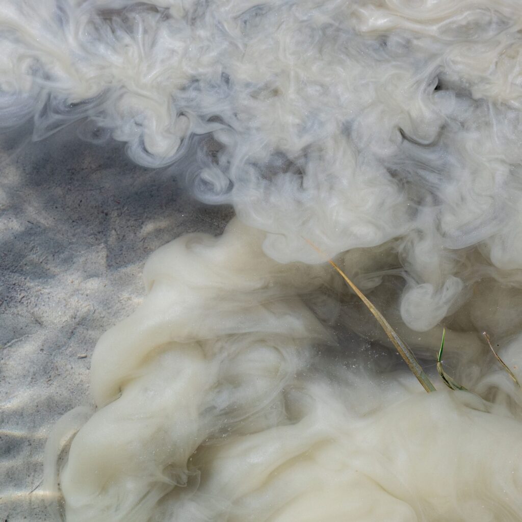 Wasser, aufgewirbelter Sand